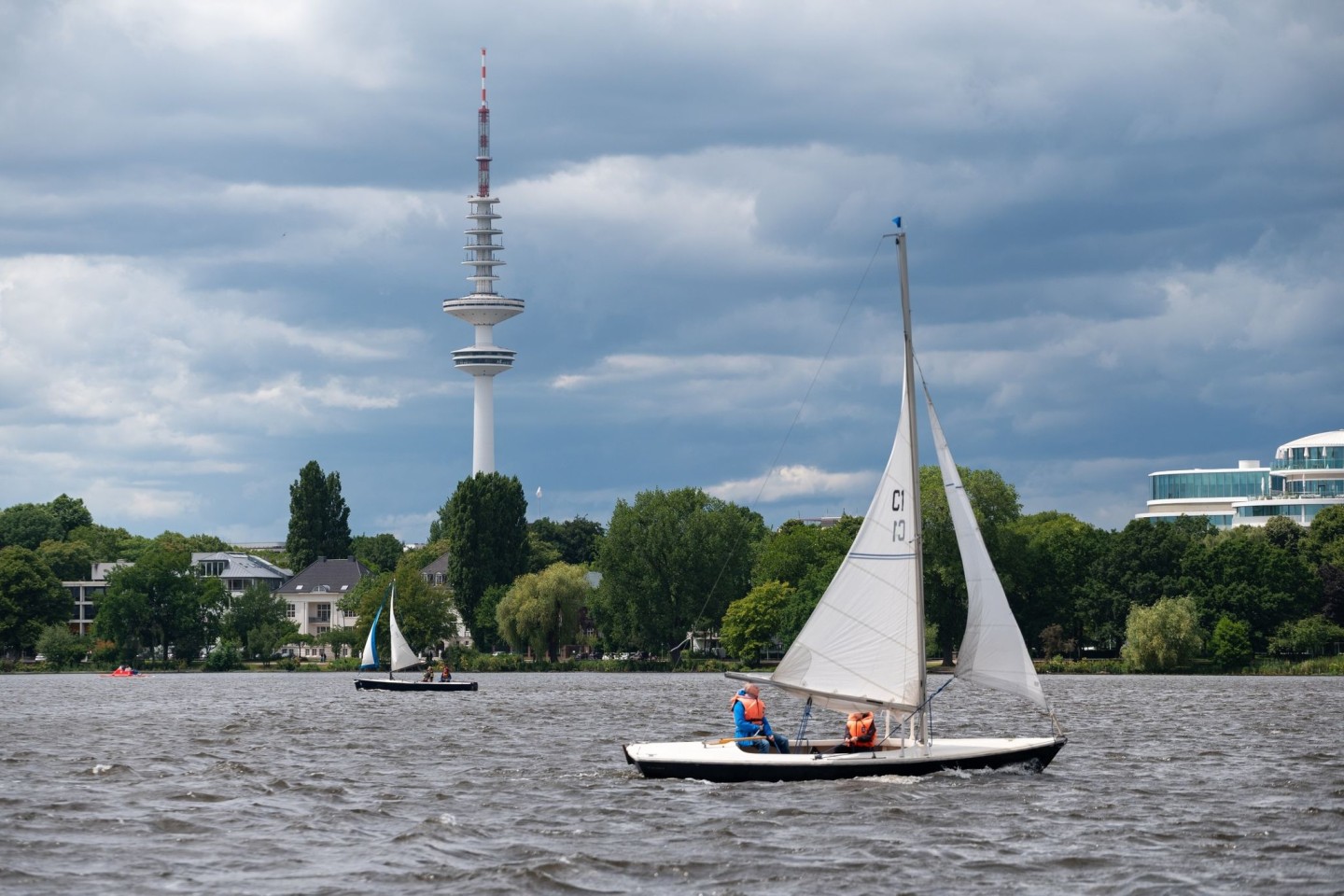 Segeln auf der Alster: Den Deutschen bleibt weniger Zeit für Freizeitaktivitäten.