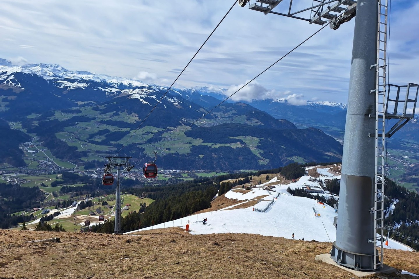 Blick auf den Unfallort. Eine deutsche Gleitschirmpilotin ist in Hopfgarten im Brixental gegen die Gondel einer Seilbahn geprallt.