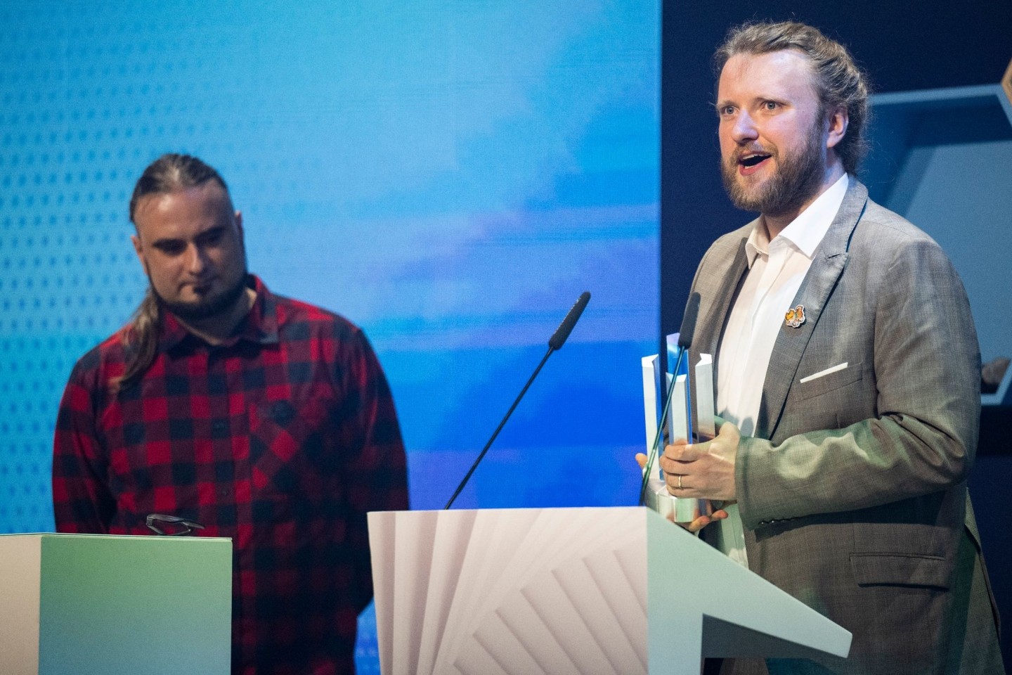 Matthias Linda nimmt den Preis in der Kategorie Bestes Deutsches Spiel an bei der Vergabe entgegen.