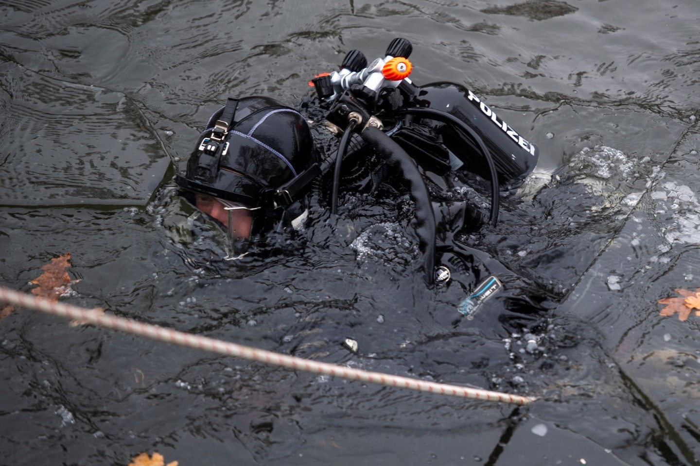 Einsatz eines Polizeitauchers im Berliner Landwehrkanal Ende Dezember. Nun suchten Taucher ein Stück der Spree in Berlin-Spandau ab.