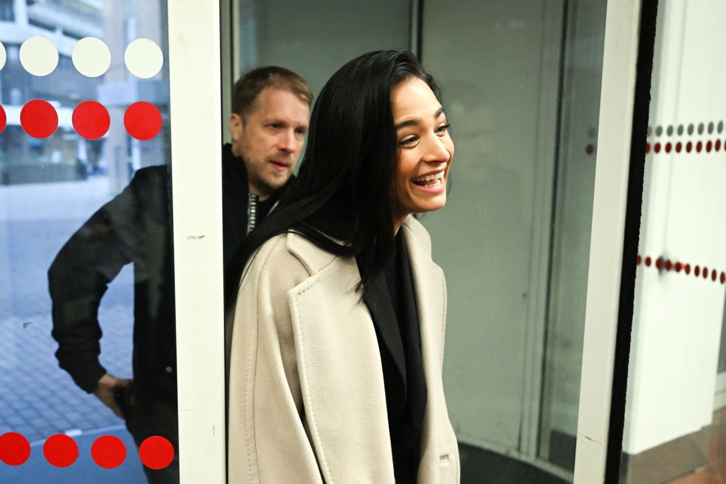 Oliver und Amira Pocher (r) bei ihrer Ankunft im Amtsgericht in Köln.