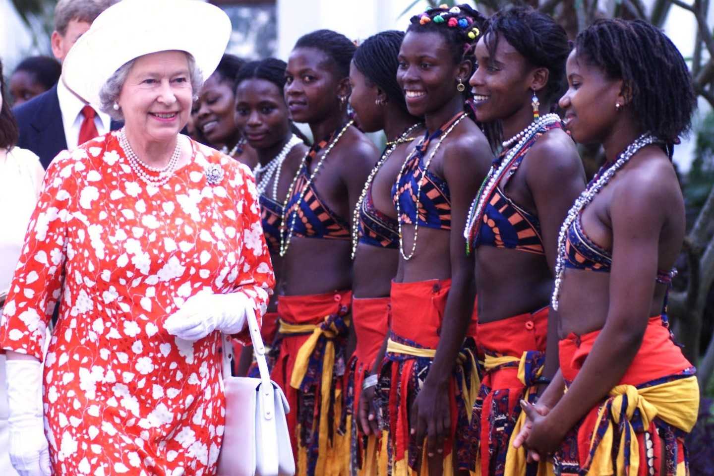 Königin Elizabeth II. besucht im Jahr 1999 Mosambik, das vier Jahre zuvor Mitglied des Commonwealth wurde. Tänzerinnen empfangen die Monarchin.