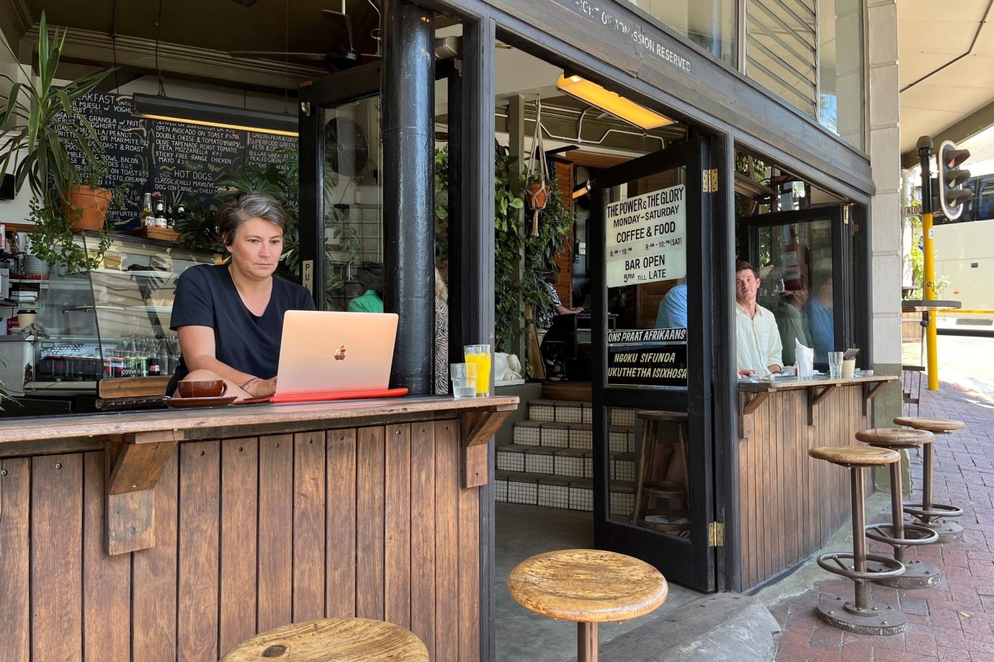 Christina Leitner in einer Bar in Kapstadt. Sie lebt seit elf Jahren als digitale Nomadin.