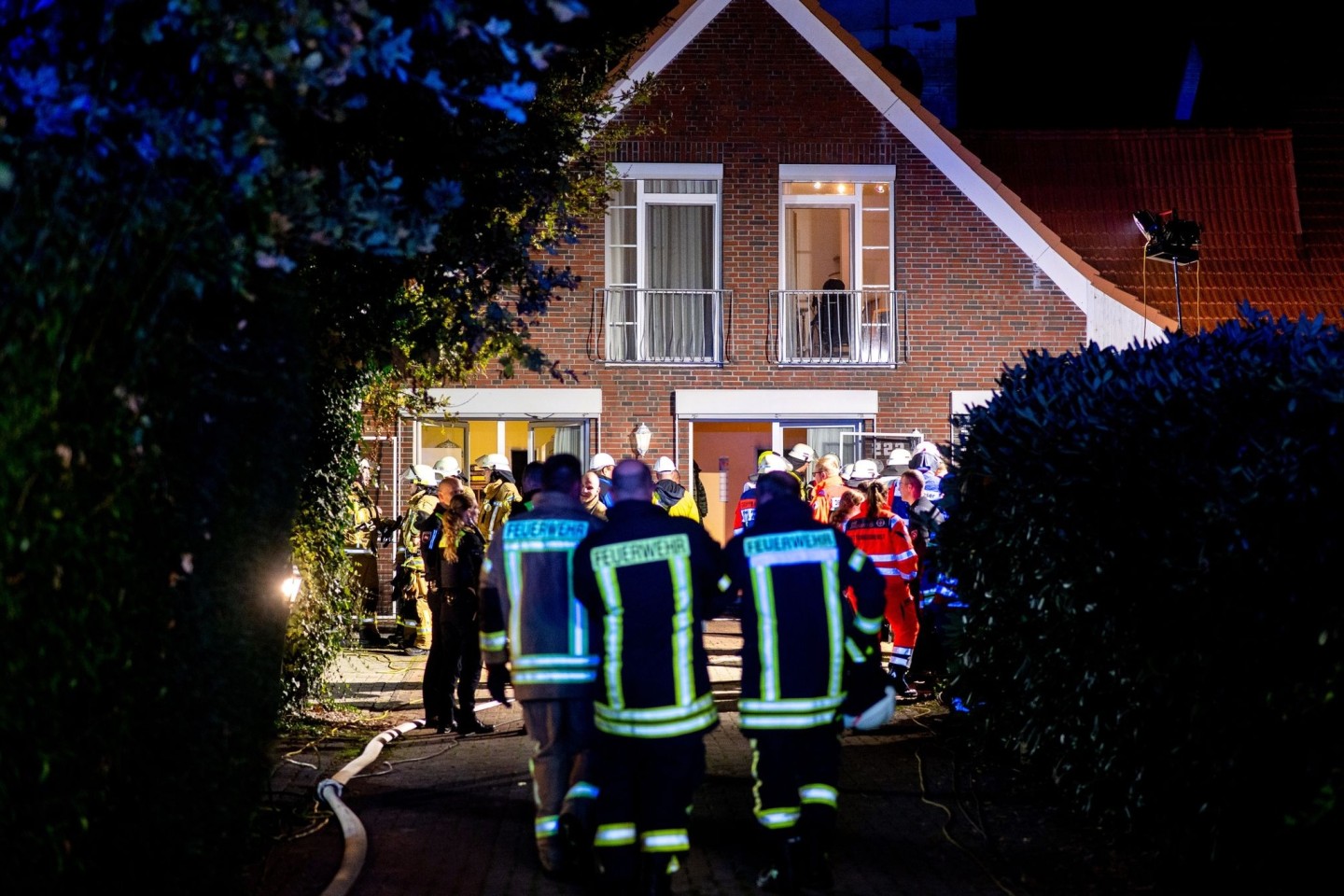 Feuerwehr und Rettungsdienst stehen vor dem Altenheim in Wardenburg.