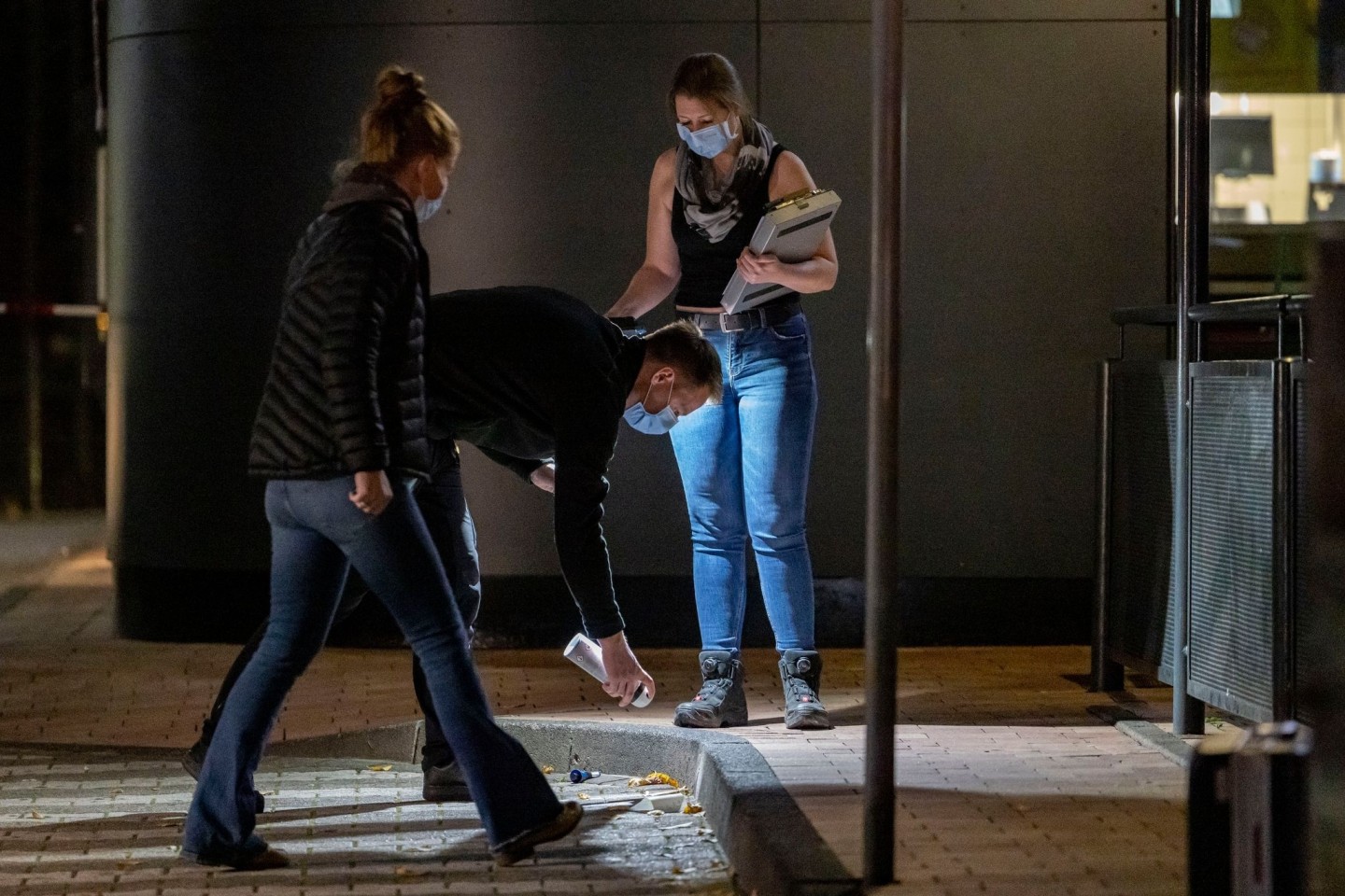 Polizisten sichern Spuren am Tatort im Außenbereich eines Fast-Food-Restaurants in Oberhausen.