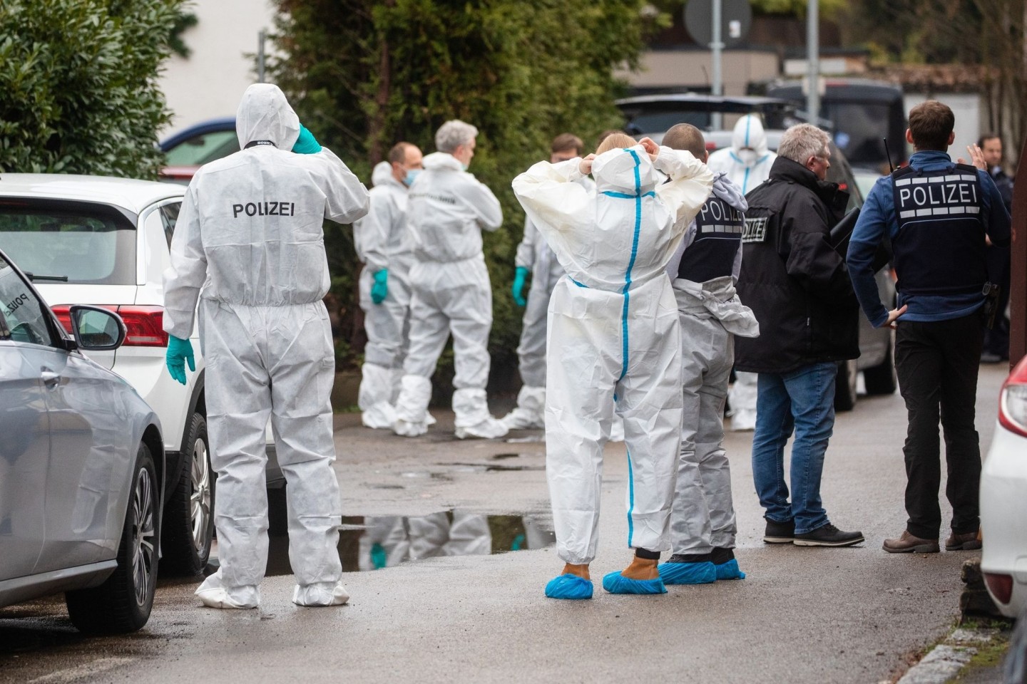 Einsatzkräfte der Spurensicherung arbeiten nach den Gewalttaten an einem der Tatorte.