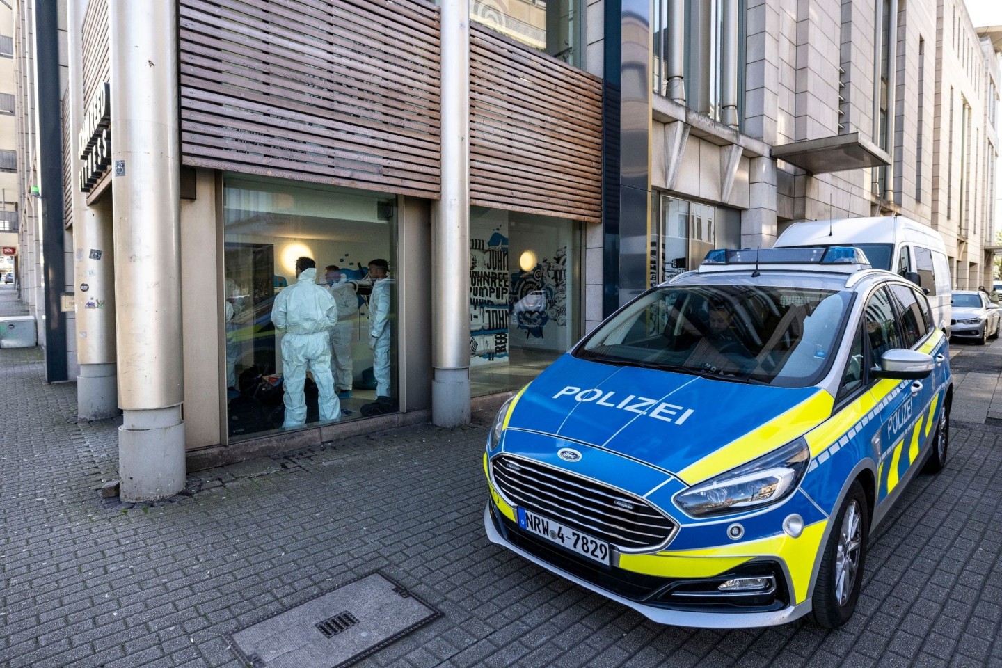 Bei der Attacke in einem Fitnessstudio in der Duisburger Innenstadt wurden vier Personen schwer verletzt.