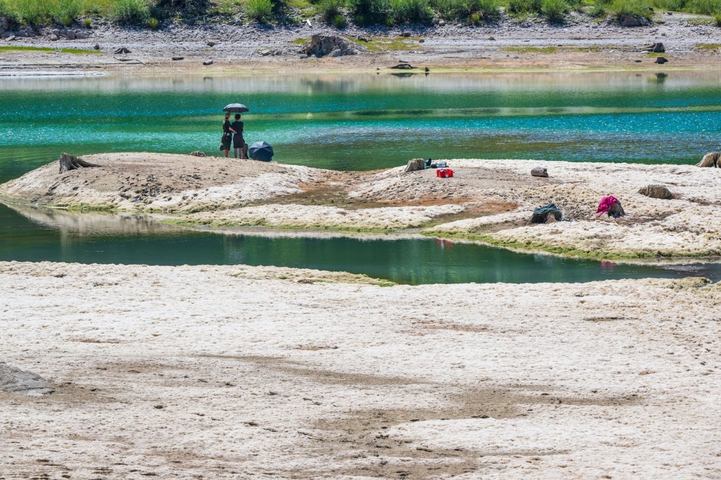 Trockenheit in Deutschland: Im bayerischen Sylvensteinstausee ist eine Insel durch den Wassermangel freigelegt (Archivbild).