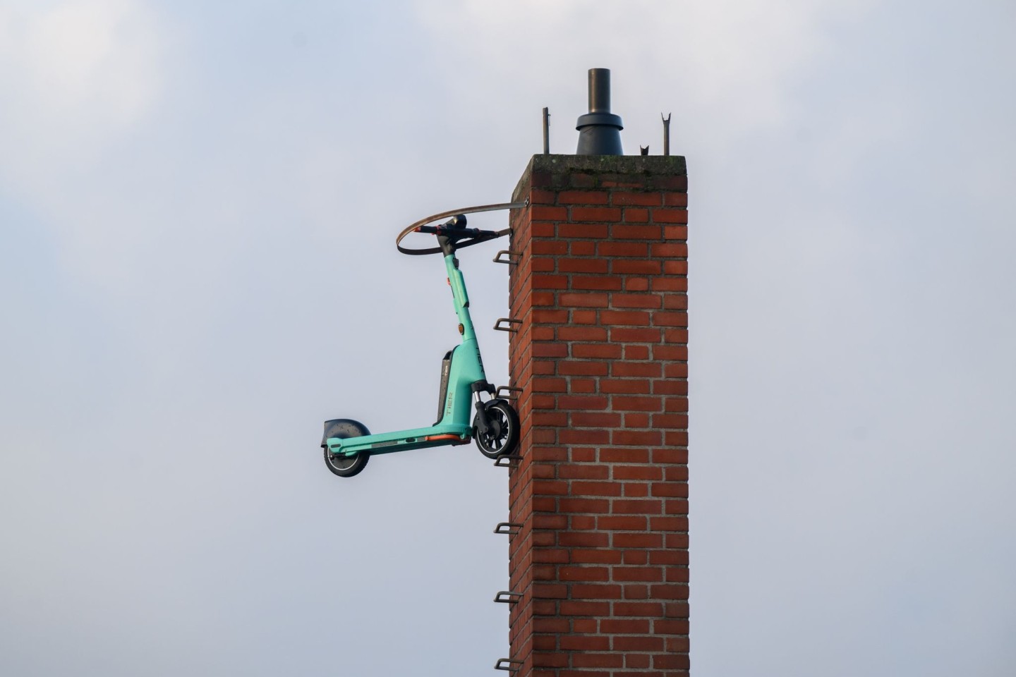 Der Elektro-Roller hing in rund zehn Metern Höhe.