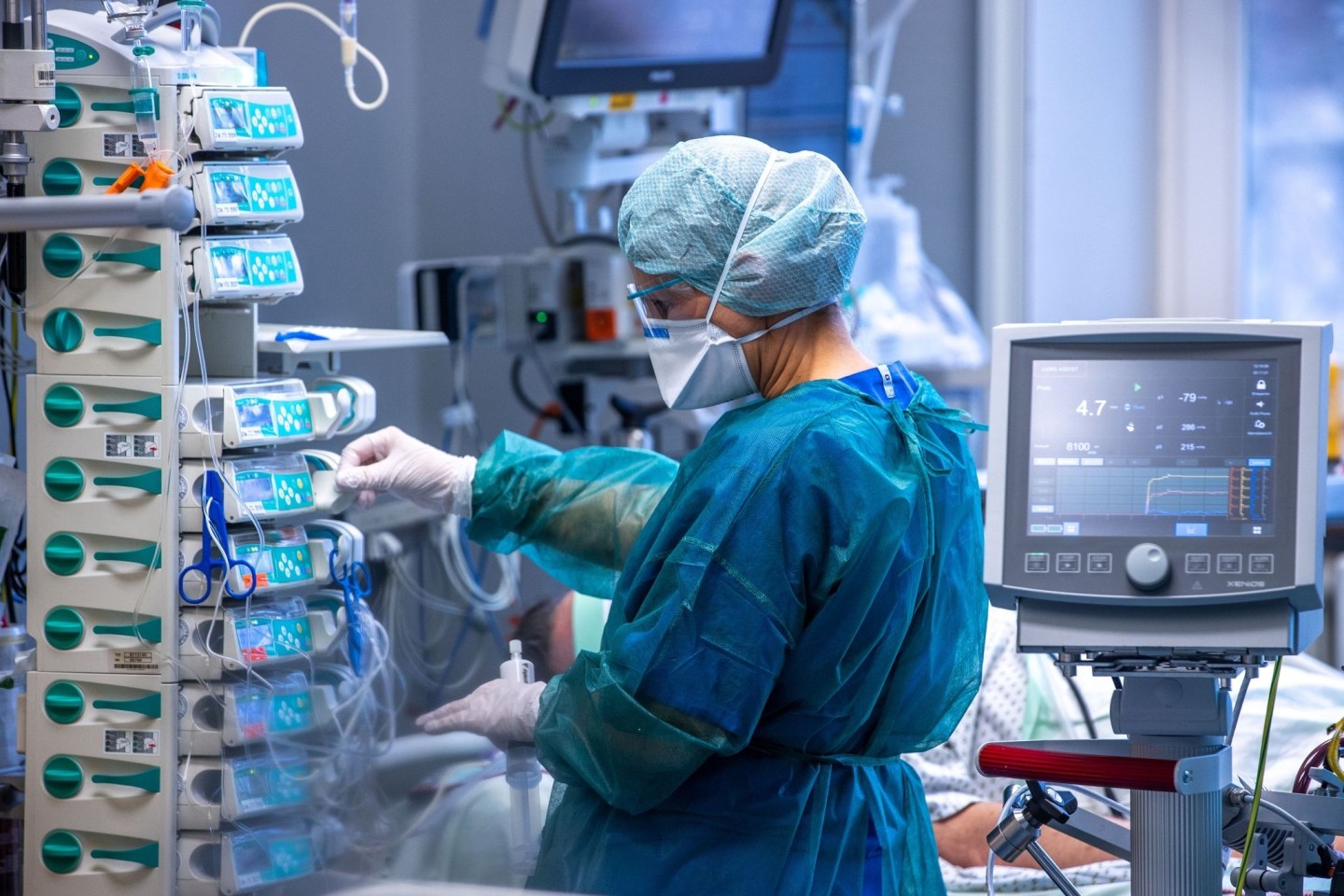 Ärzte und Pflegekräfte betreuen Patienten in einem der Behandlungszimmer der Intensivstation in der Universitätsmedizin Rostock.