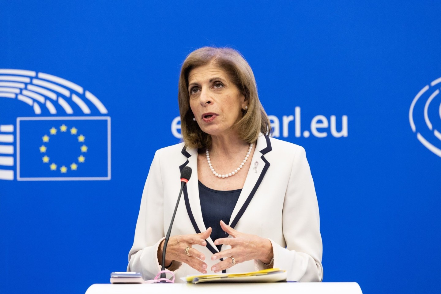 EU-Gesundheitskommissarin Stella Kyriakides spricht auf einer Pressekonferenz.