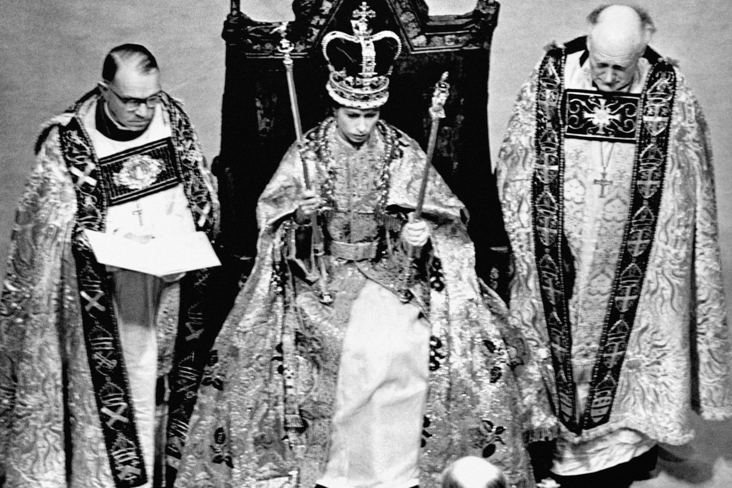 Königin Elizabeth II. trägt bei ihrer Krönung im Jahr 1953 in der Westminster Abbey die Edwardskrone.