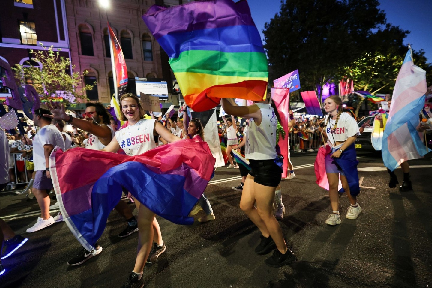 Erstmals seit der Corona-Pandemie findet die Mardi-Gras-Parade wieder in der berühmten Oxford Street in Sydney statt.