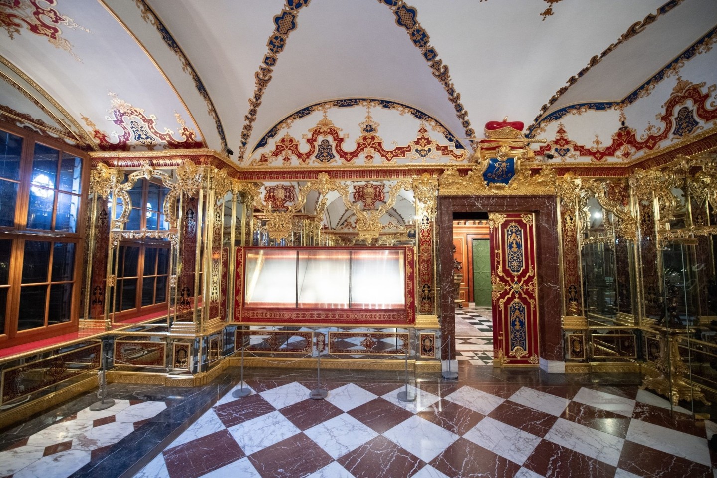 Eine beim Einbruch beschädigte Vitrine im Juwelenzimmer im Grünen Gewölbe in Dresden.