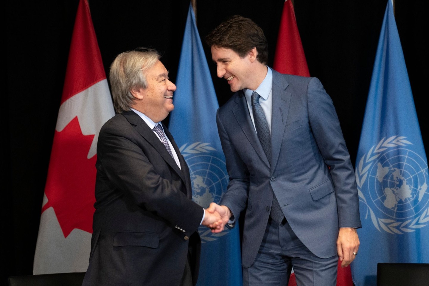 Justin Trudeau (r), Premierminister von Kanada, begrüßt Antonio Guterres, Generalsekretär der Vereinten Nationen, während eines bilateralen Treffens.