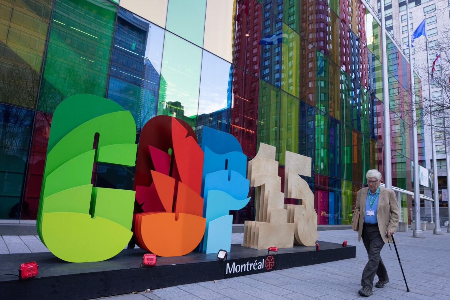 Ein Delegierter vor dem Kongresszentrum des COP15-Weltnaturgipfels in Montreal.