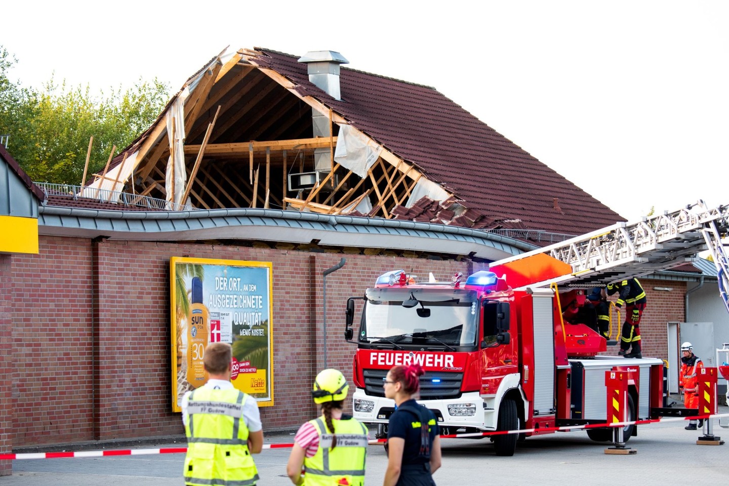 Zwölf Menschen wurden bei dem Einsturz eines Supermarktdaches leicht verletzt.