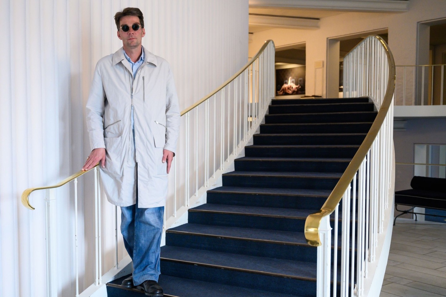 Marco Goecke, Ballettdirektor der Staatsoper Hannover, steht im Foyer des Hauses.