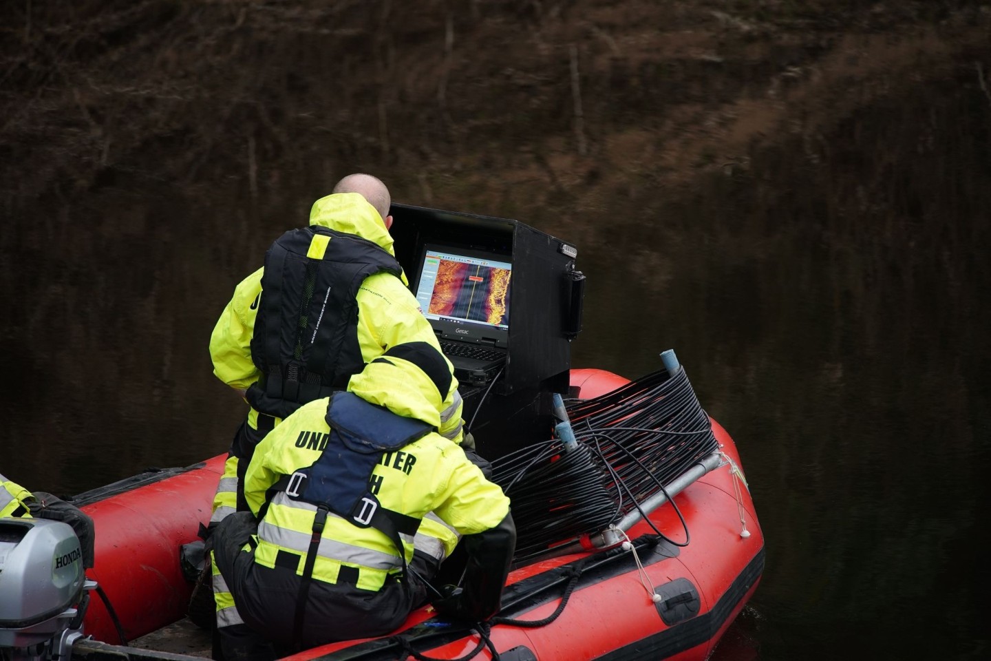 Mitarbeiter eines privaten Unterwasser-Such- und Bergungsunternehmens suchen mit einem Sonargerät nach der vermissten Mutter.