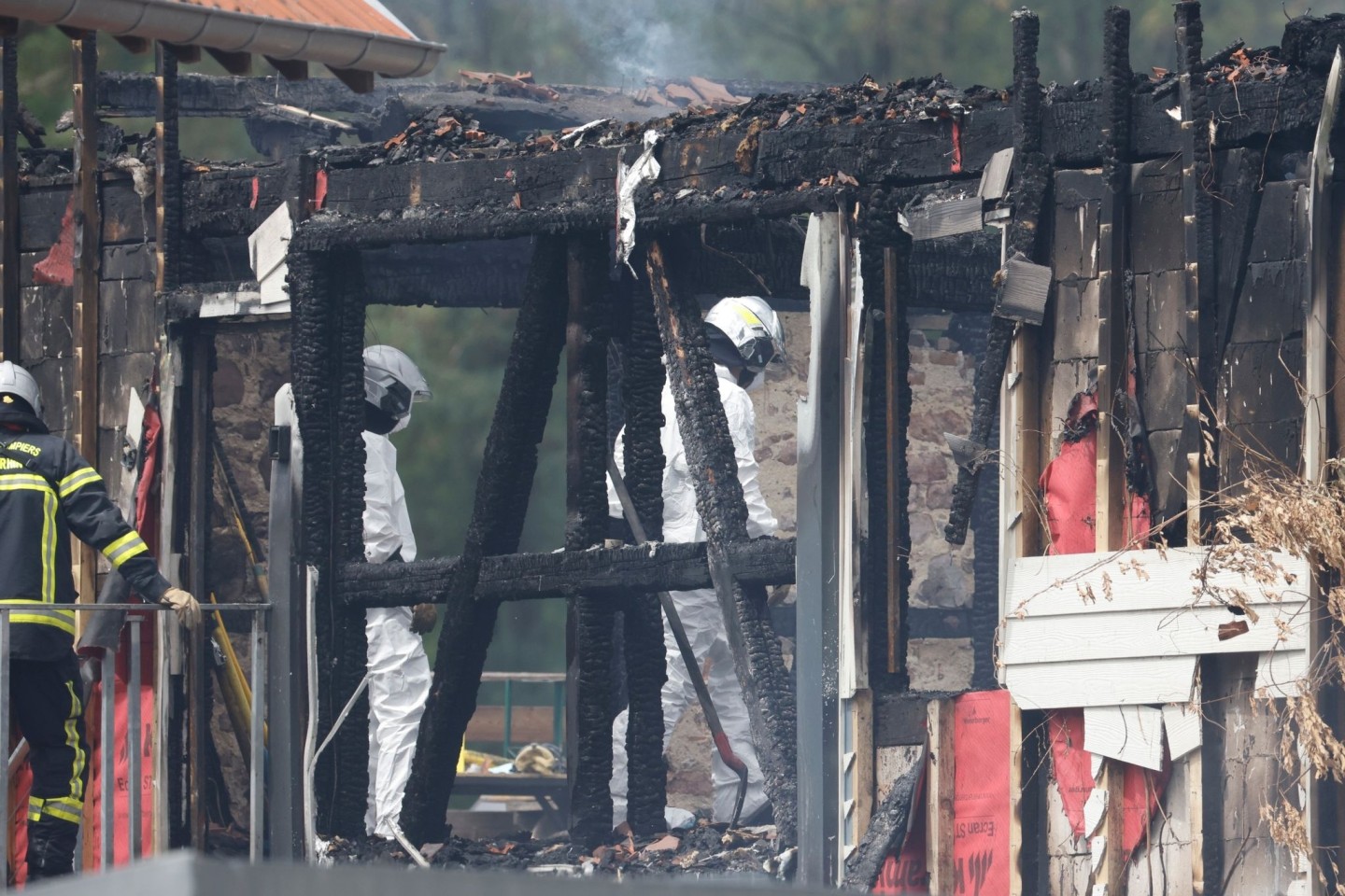 Rettungskräfte an der Unglücksstelle. Bei einem Feuer in einer Ferienunterkunft starben elf Menschen.