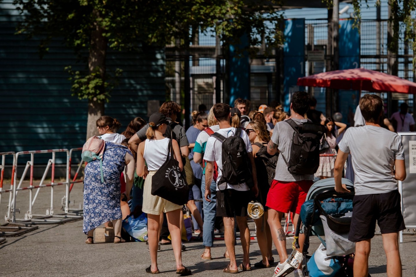 Warteschlange vor dem Sommerbad Neukölln in Berlin, in dem es gestern zu einer gewalttätigen Auseinandersetzung gekommen war.