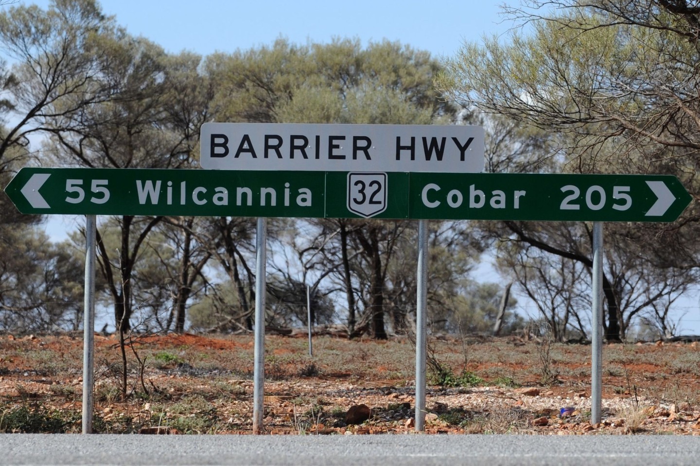 Drei Kinder haben mehr als zwei Tage lang unter extremen Bedingungen im australischen Outback überlebt.