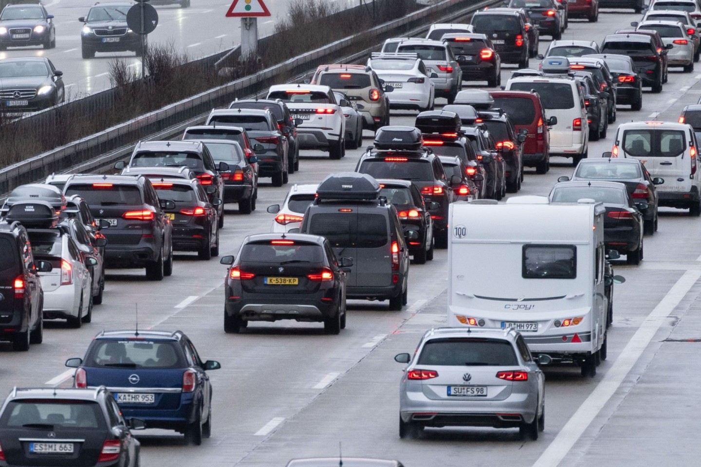 Auf der Autobahn 8 haben sich am Wochenende häufiger lange Staus gebildet.