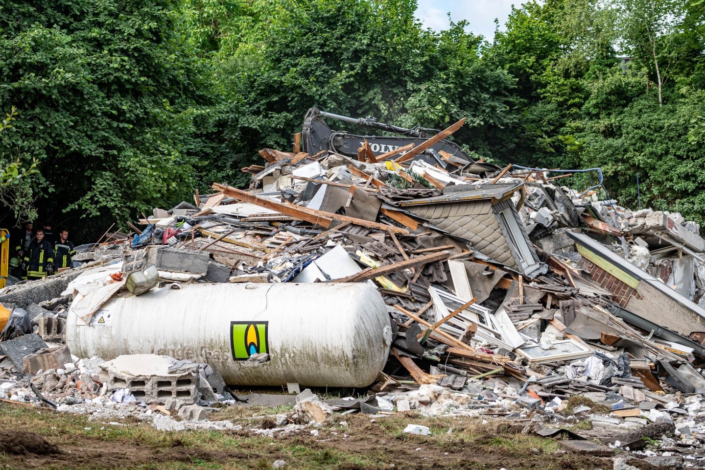 Der Unglücksort ist am Tag nach der Explosion und dem Einsturz eines Mehrfamilienhauses ein Trümmerhaufen.