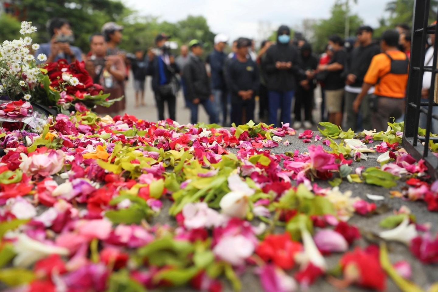 Vor dem Kanjuruhan-Stadion wurden in Gedenken an die Opfer Blumen gestreut.