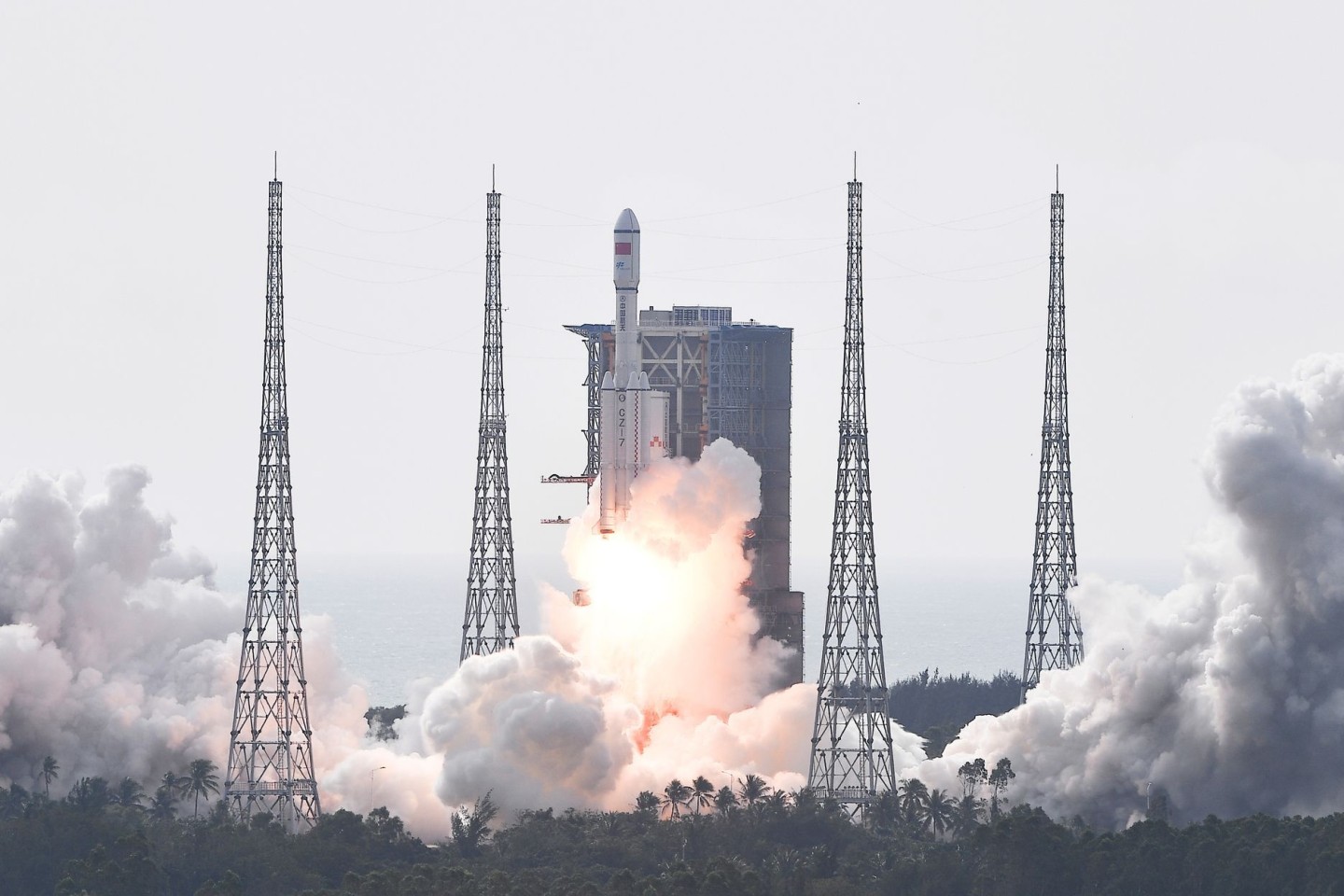 Eine Rakete vom Typ «Langer Marsch 7-Y6» startet vom Raumfahrtbahnhof Wenchang.