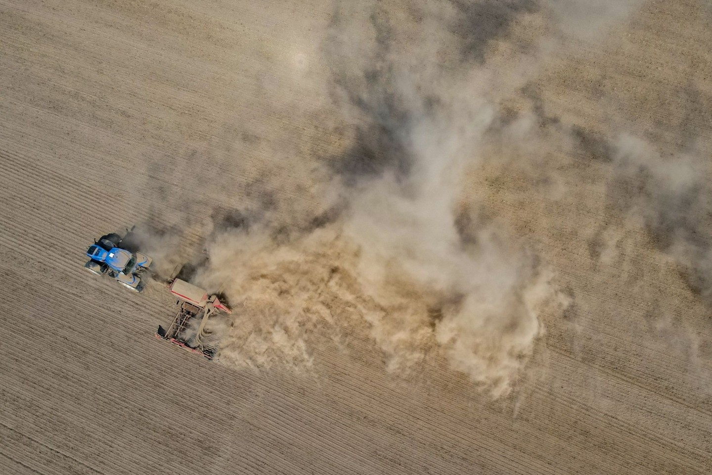 Ein brandenburgischer Landwirt fährt über seinen trocken Ackerboden. Dort gab es viele Wochen lang keinen Niederschlag.