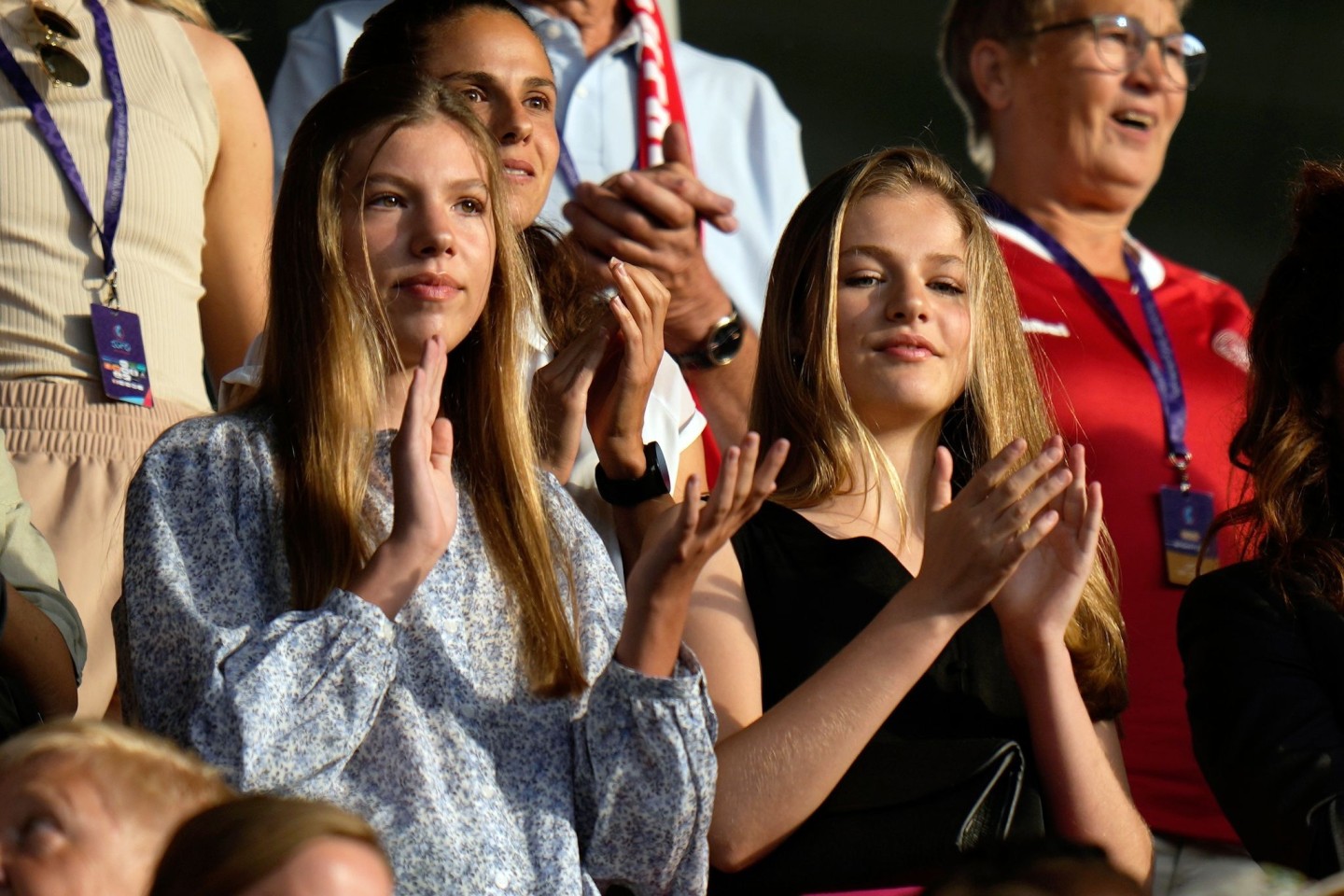 Prinzessin Sofia (l.) und Kronprinzessin Leonor im Brentford Community Stadion.