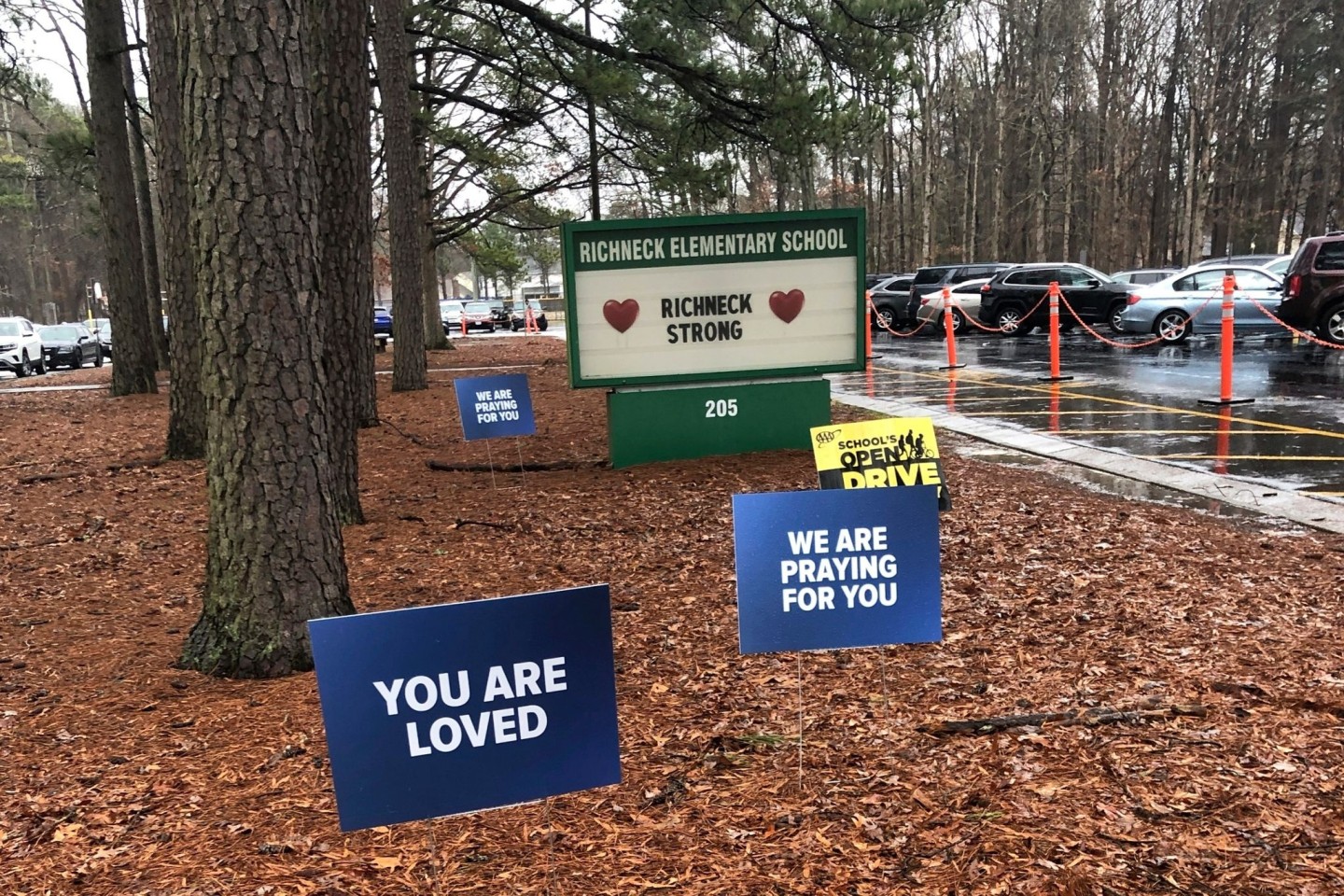 Gedanken und Gebete: Schilder stehen an der Richneck Elementary School in Newport News.