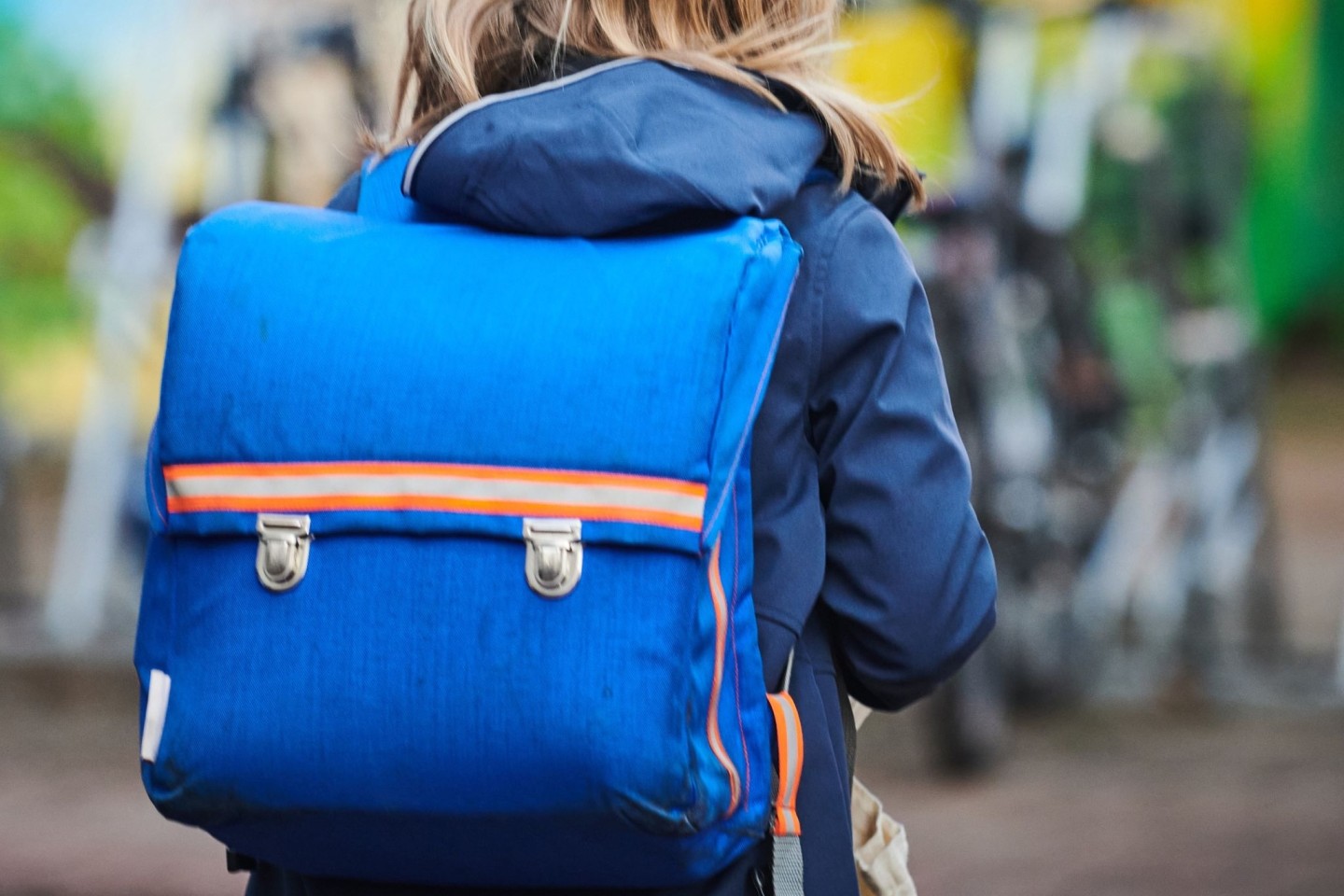 Viele Eltern bringen ihre Kinder aus Angst morgens zur Schule und holen sie später wieder ab.