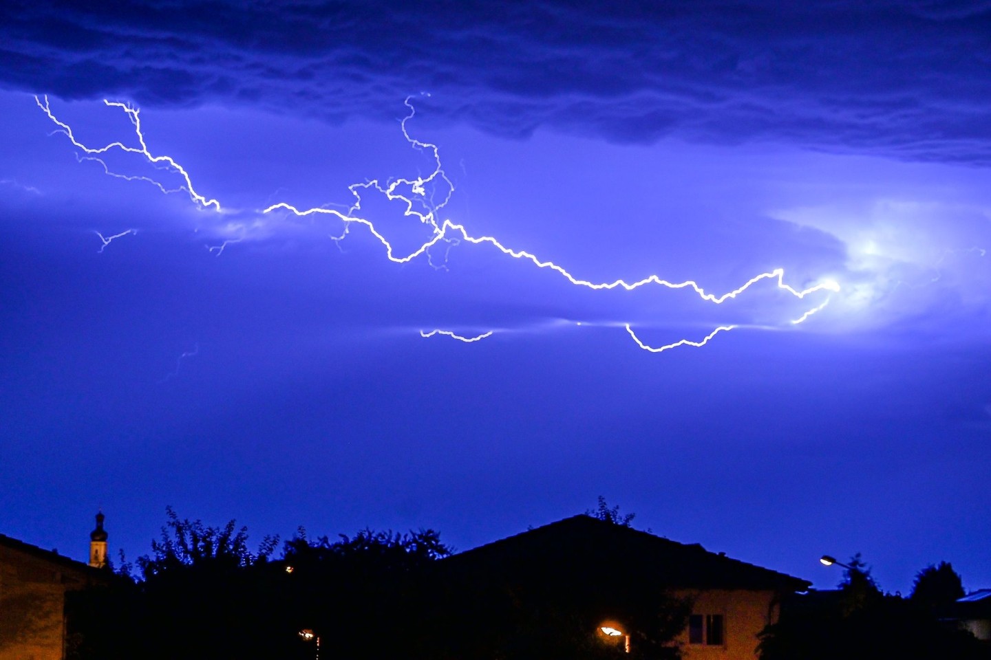 Wenn feuchtwarme und kalte Luftströme aufeinander treffen, baut sich am Himmel eine statische Spannung auf, die sich in einem Blitz entlädt. Darin kann die Temperatur 30.000 Grad Celsius e...