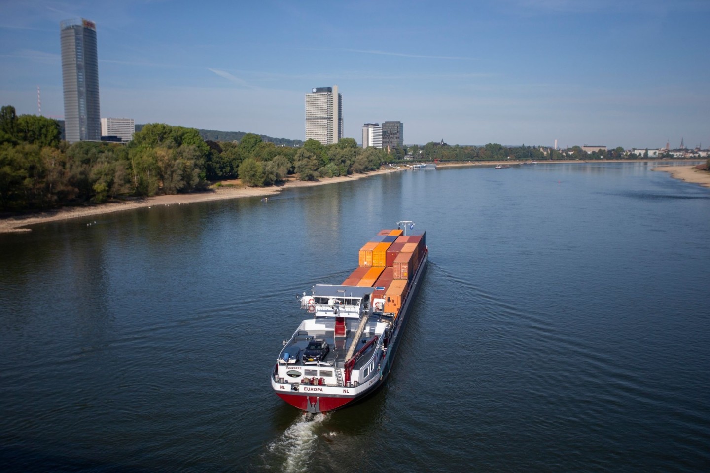 Ein Frachtschiff auf dem Rhein bei Bonn. Im Moment steigen die Pegel leicht an.