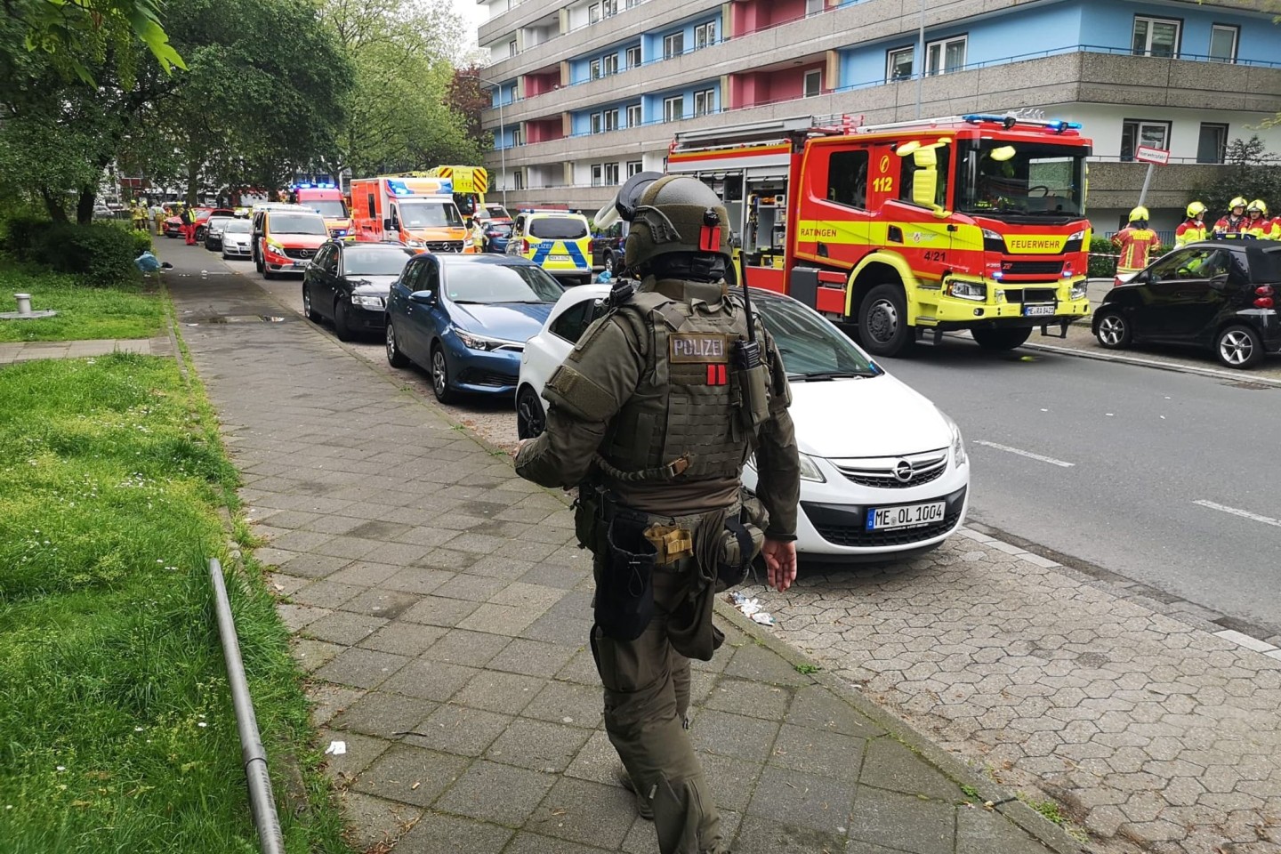 Nach der Explosion in einem Ratinger Hochhaus hat die Polizei eine Leiche gefunden.