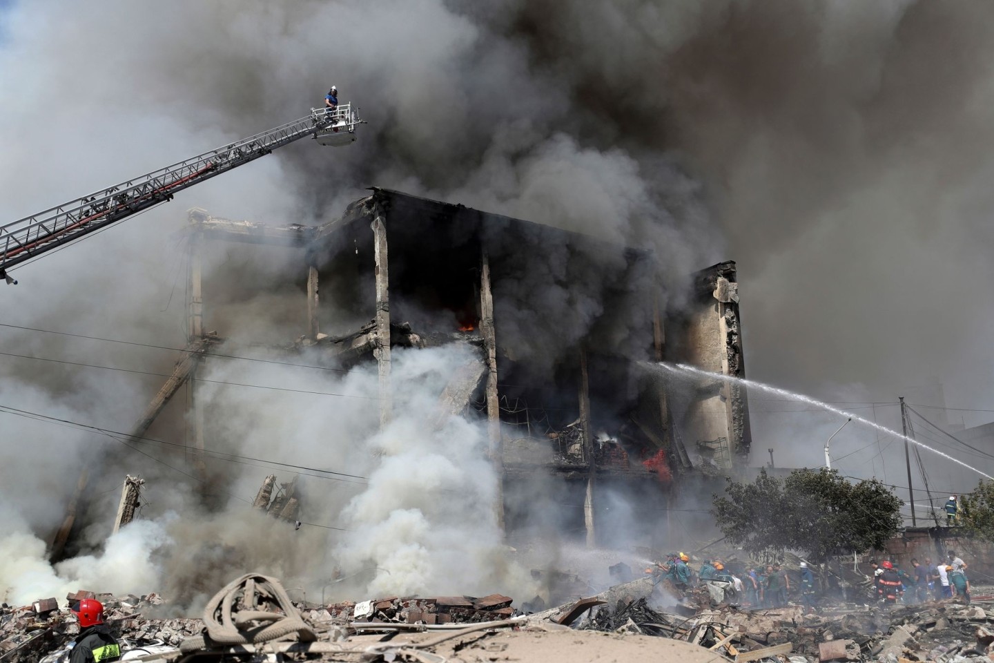 Feuerwehrleute veruschen den Brand zu löschen.