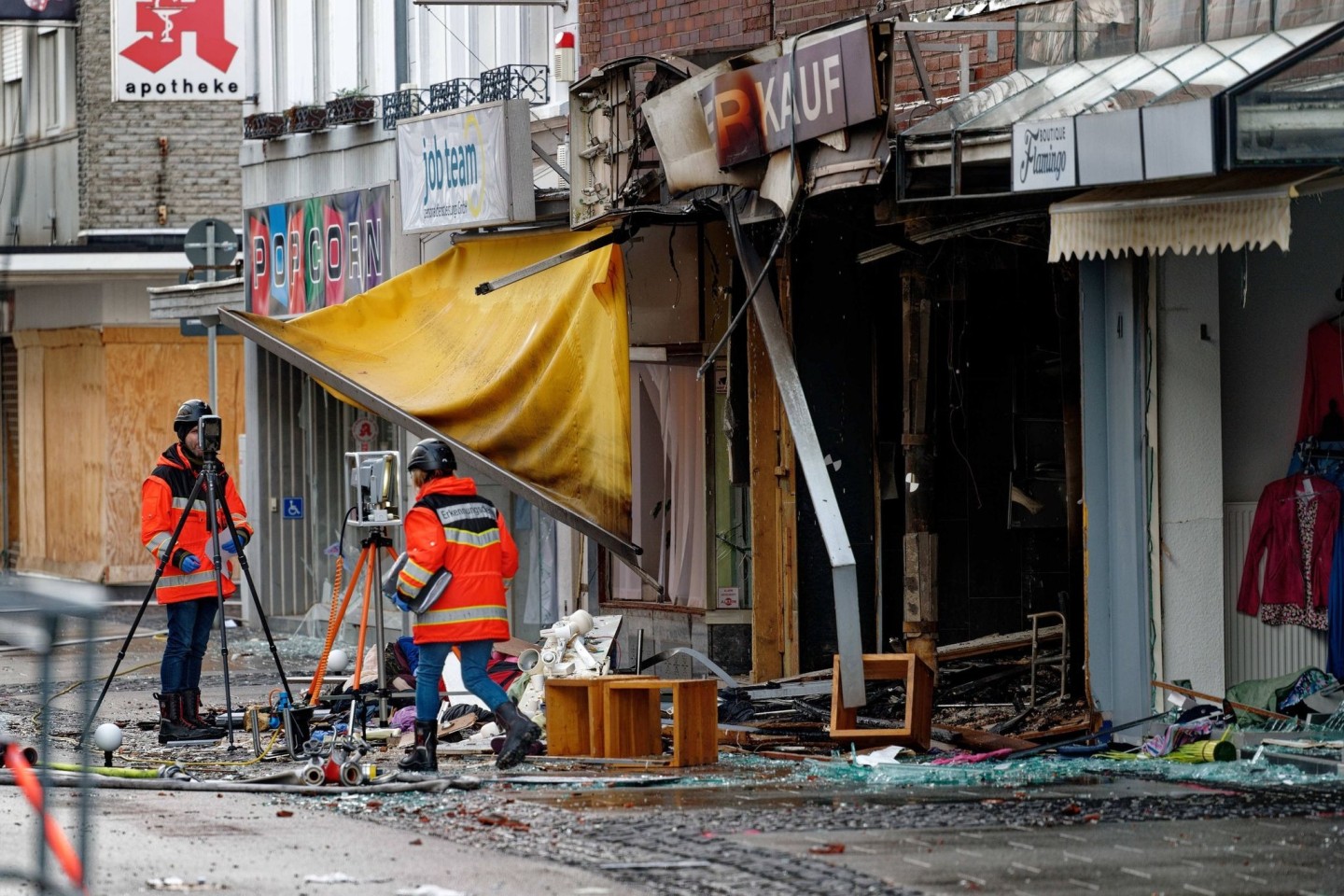 Nach der Explosion eines Hauses in der Innenstadt von Eschweiler sind Rettungskräfte im Einsatz.