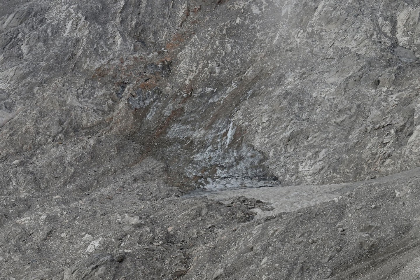 Steine und Geröll überdecken das Blankeis des südlichen Schneeferners in Bayern.