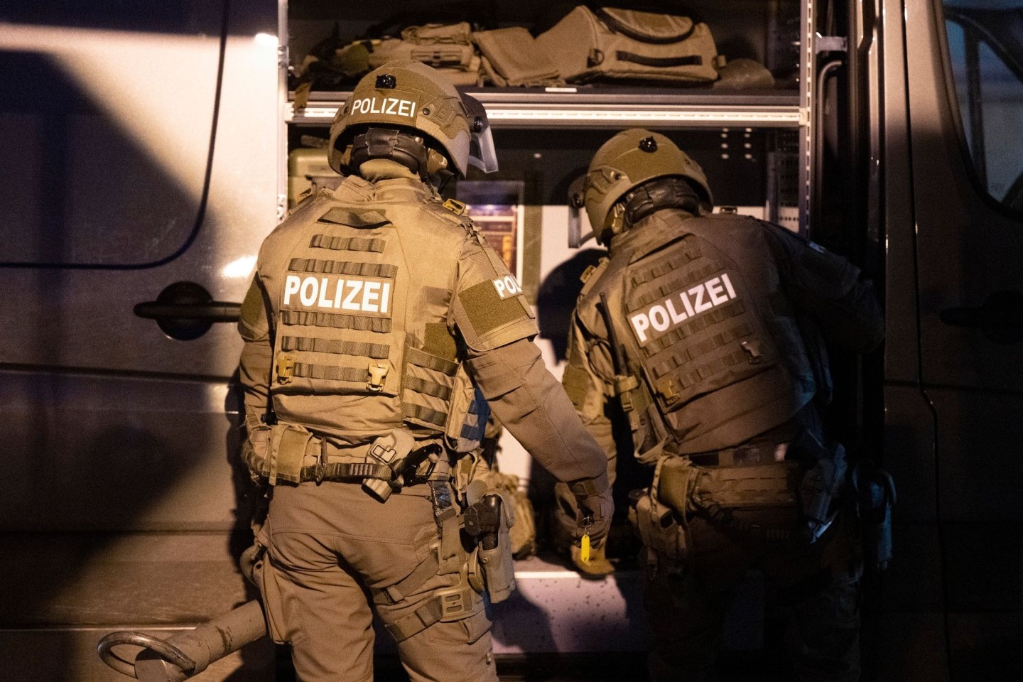 Beamte eines Spezialeinsatzkommandos (SEK) der Polizei agieren in einem Wohngebiet im hessischen Viernheim.