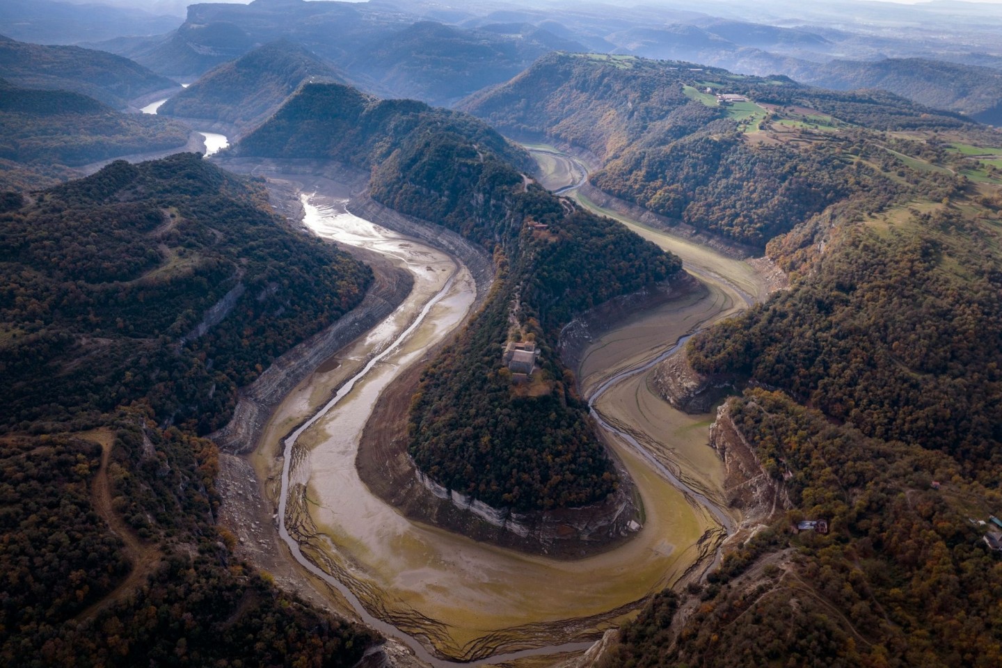 Blick auf den Fluss Ter, der zu einem Stausee in der Nähe von Vilanova de Sau fließt.