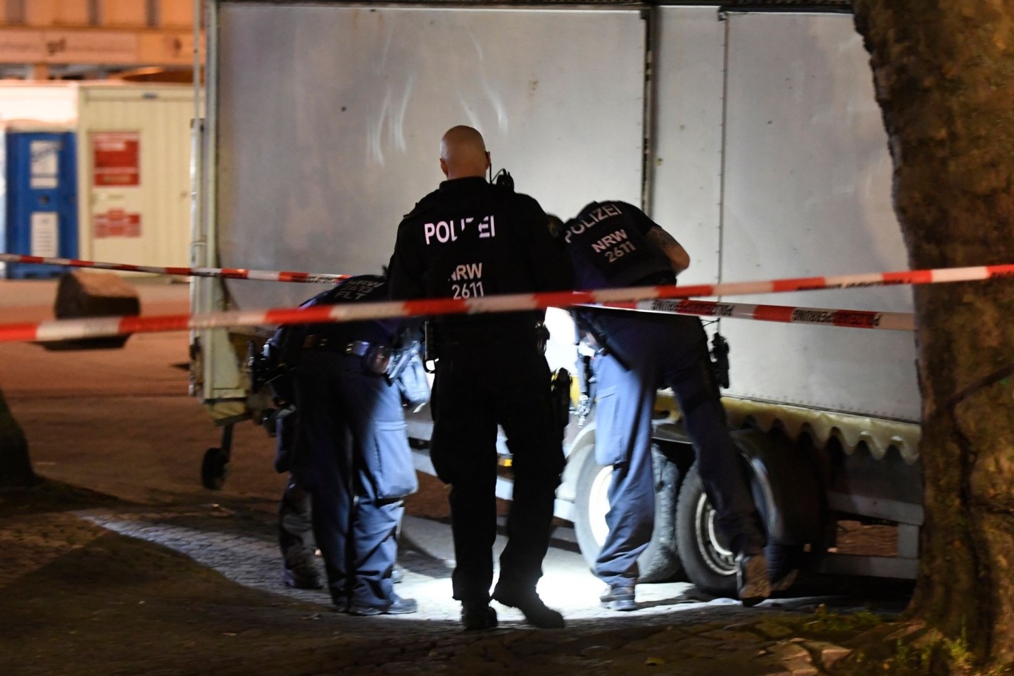 Polizisten suchen im Mai 2022 nach Spuren auf dem Hamborner Altmarkt in Duisburg. Bei der Schießerei waren vier Personen verletzt worden.