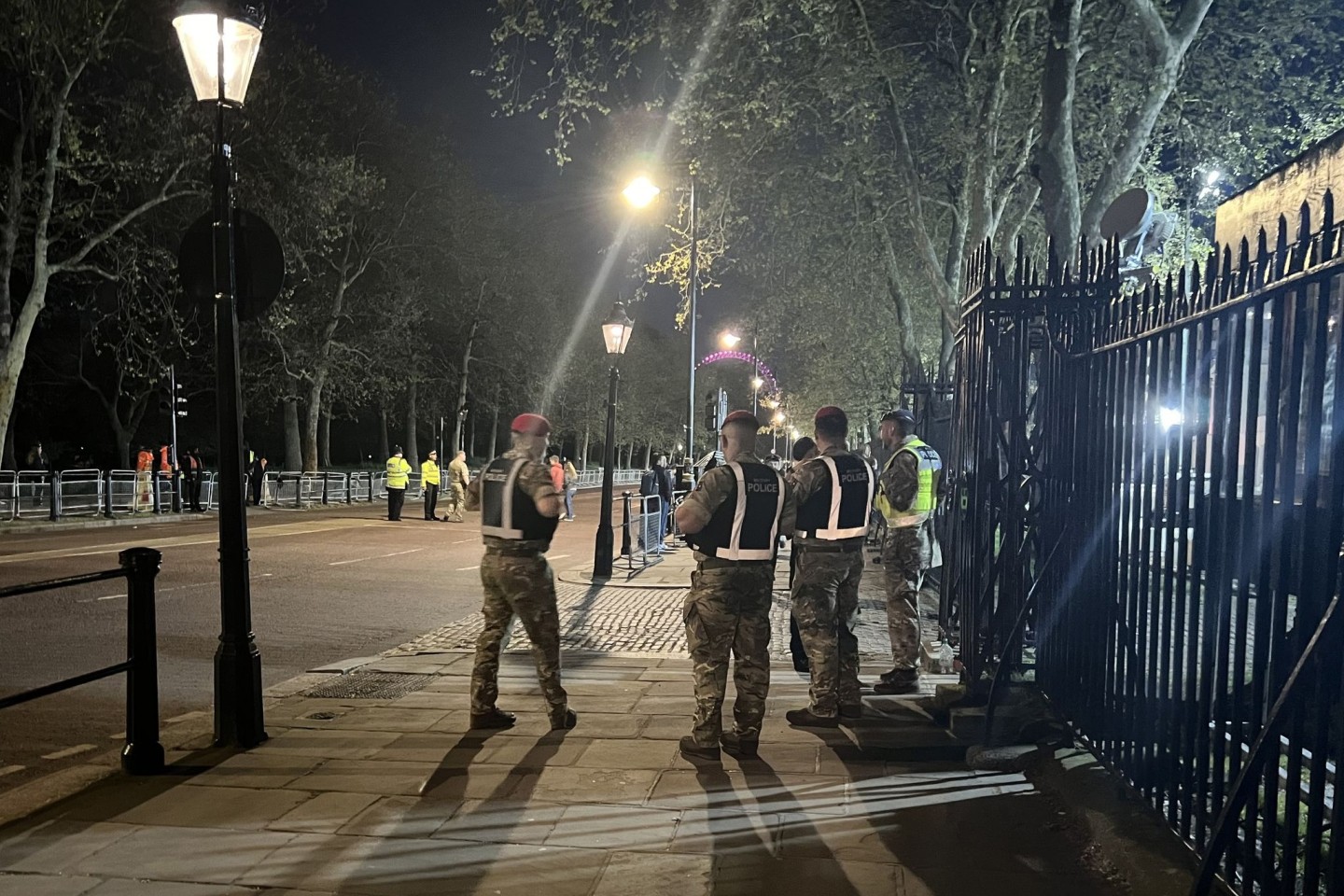 Polizisten stehen vor dem Buckingham-Palast in London, wo kurz zuvor ein Mann festgenommen wurde.