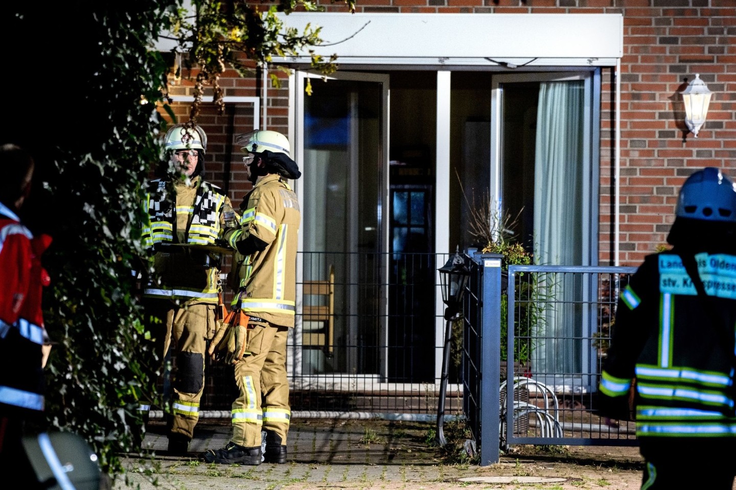 Einsatzkräfte der Feuerwehr vor dem in Brand geratenen Altenheim in Wardenburg.