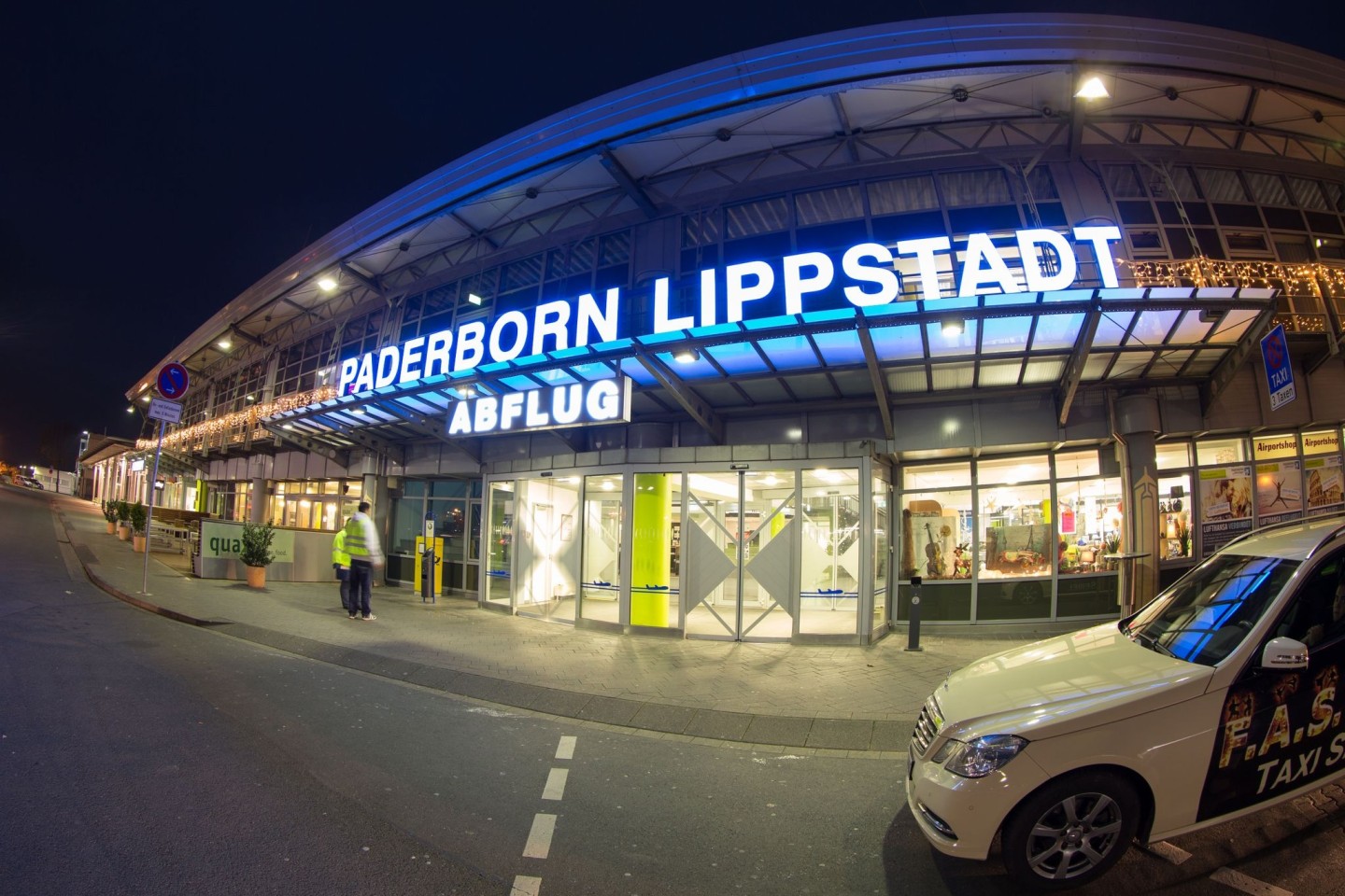 Blick auf den Eingang zur Abflughalle auf dem Flughafen Paderborn-Lippstadt in Büren (Nordrhein-Westfalen).