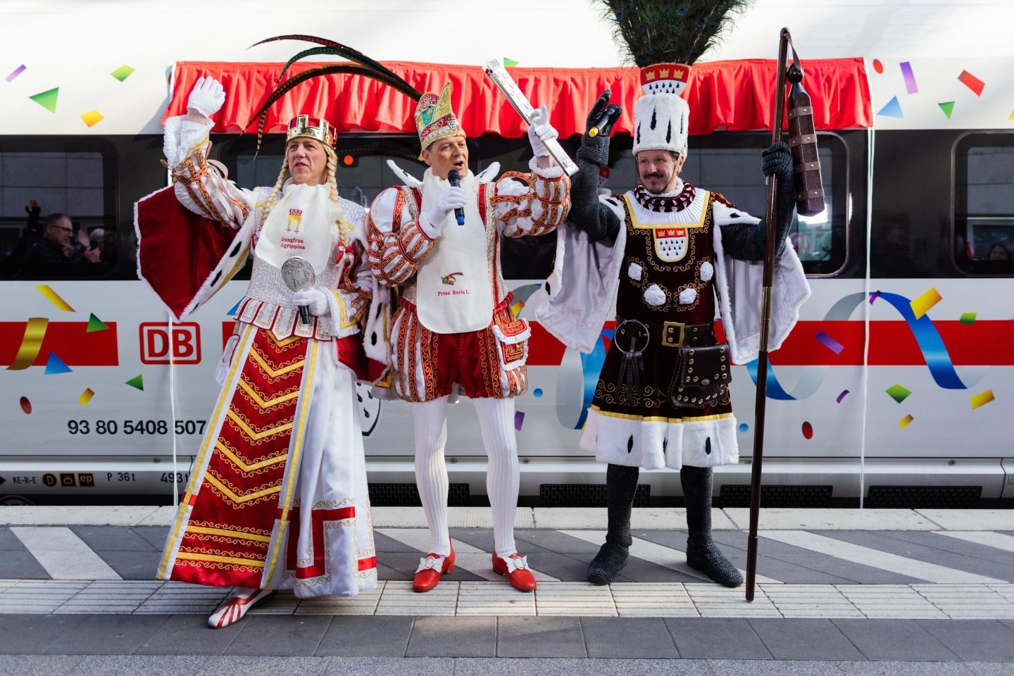 Das aktuelle Kölner Dreigestirn: Prinz Boris I. (M, Boris Müller), Bauer Marco (r, Marco Schneefeld) und die Jungfrau Agrippina (Andre Fahnenbruck).