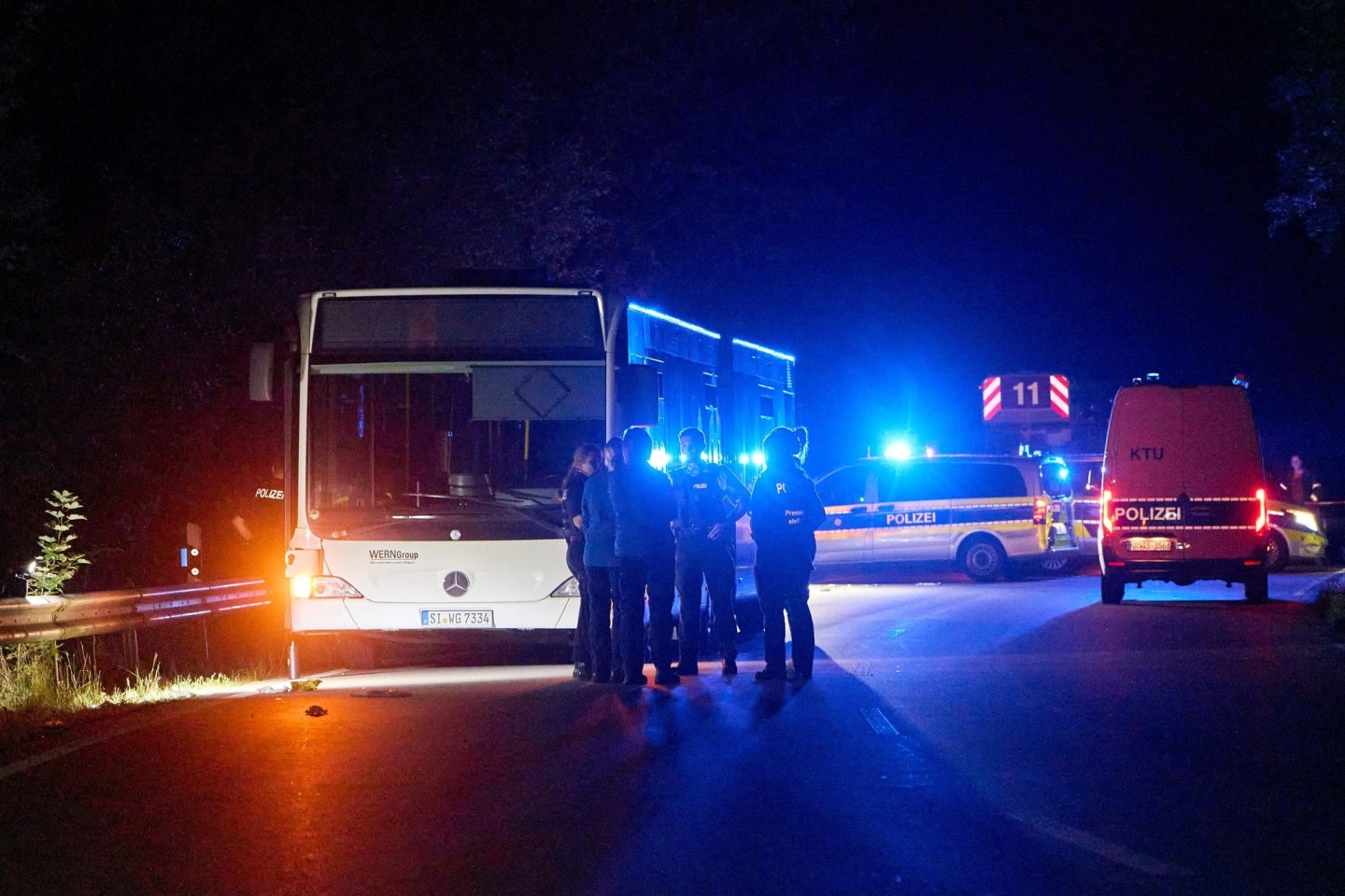 Einsatz in Siegen: Eine Frau verletzt fünf Menschen in einem Bus.