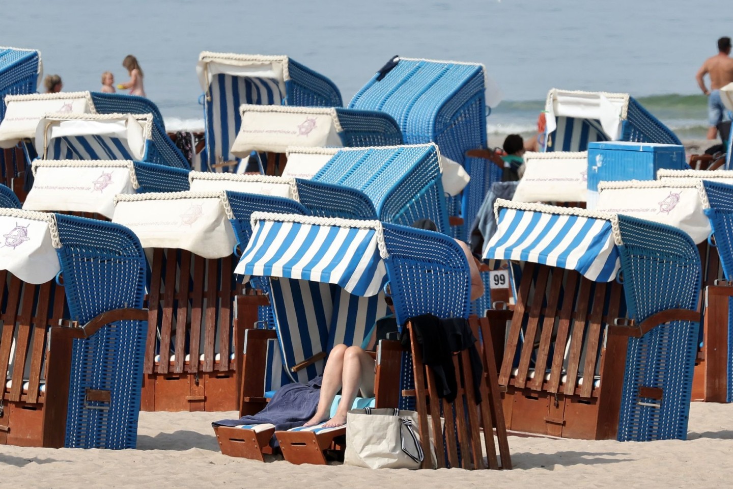 Zum Beginn des Wochenendes könnte es laut Prognosen des Deutschen Wetterdienstes in manchen Regionen noch einmal sommerlich heiß werden.