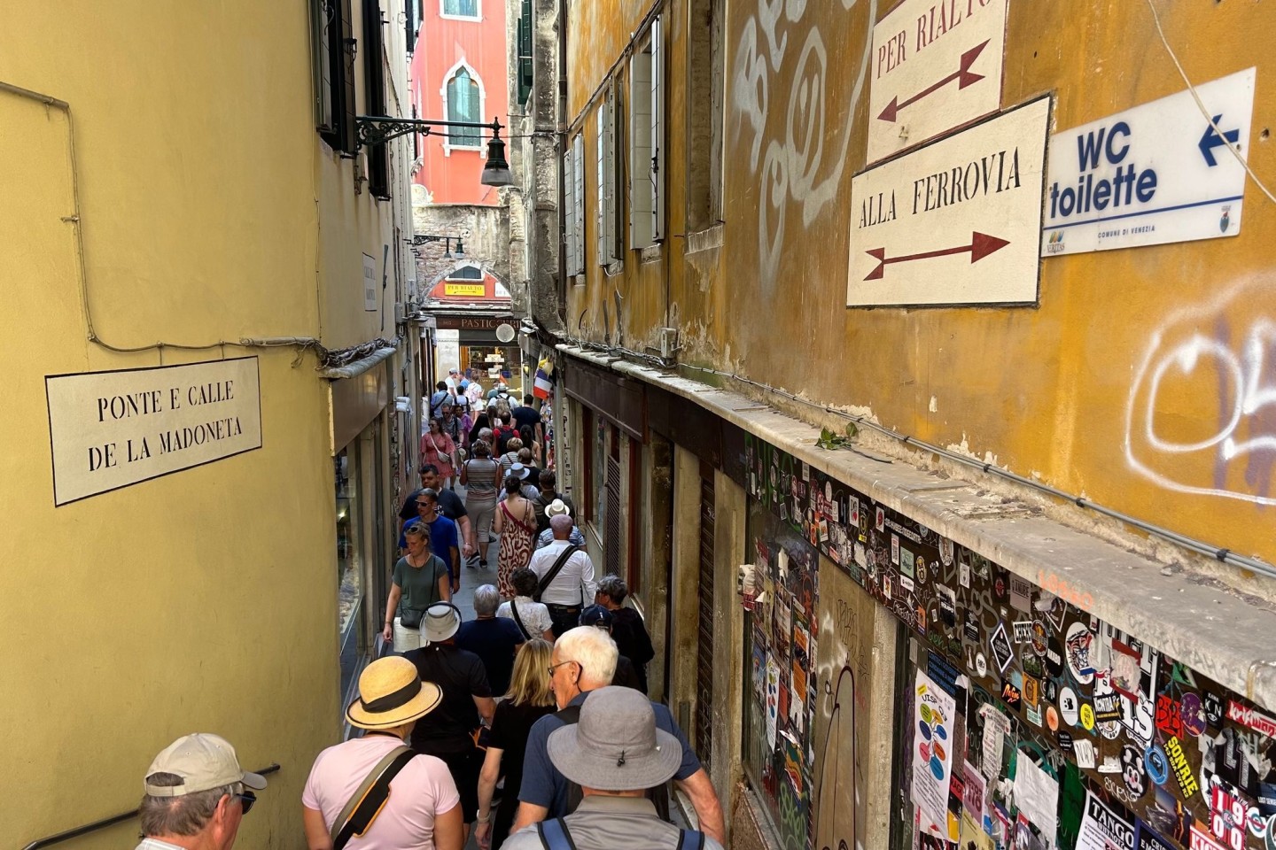 Besucher drängen sich in Venedigs Calle de la Madoneta.